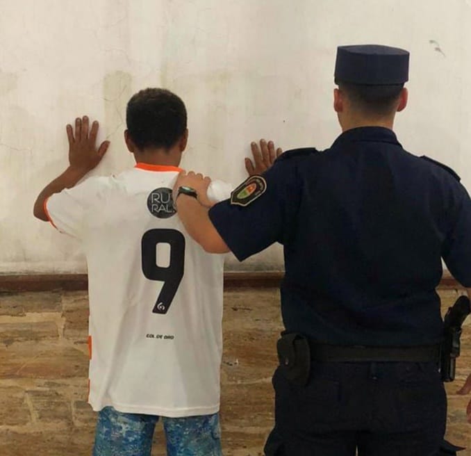 Alcoholizado generó disturbios en la vía pública, arrojó botellas a la Policía y fue aprehendido